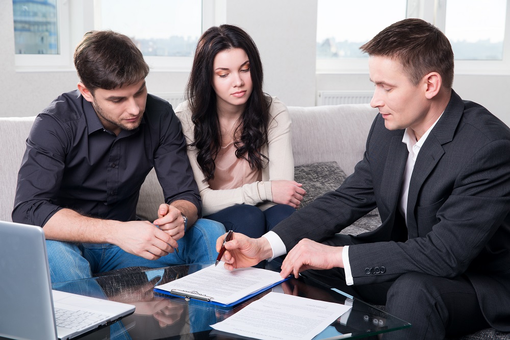 Couple with a problem on home mortgage talking to agent.